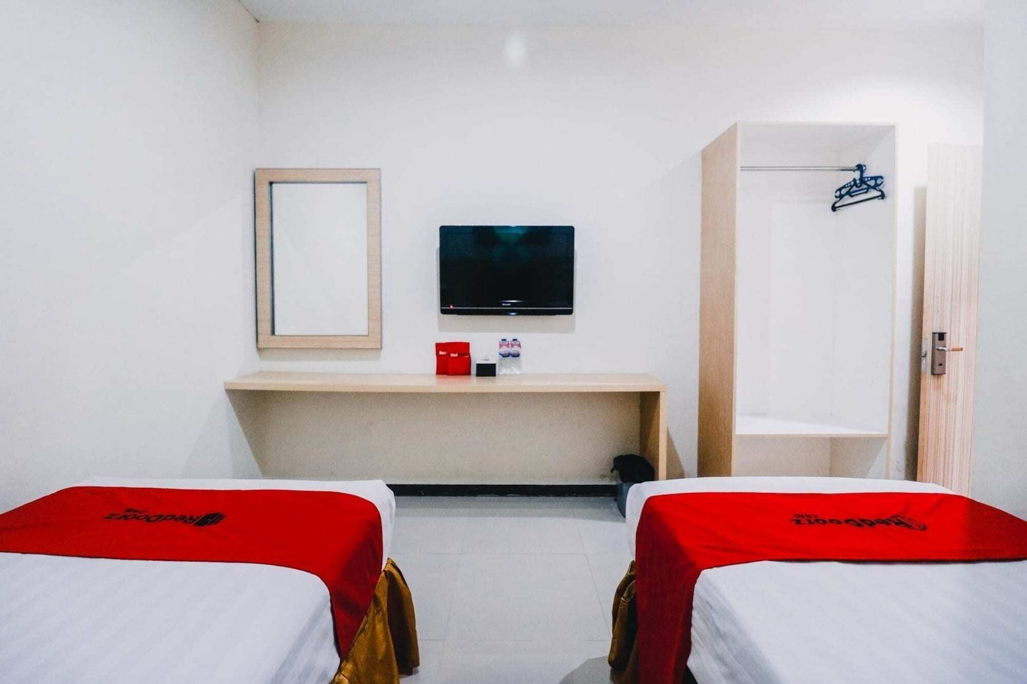 เรดดอร์ซ พลัส เนียร์ สุลต่าน ฮาซานุดดิน แอร์พอร์ต Hotel มากาซาร์ ภายนอก รูปภาพ