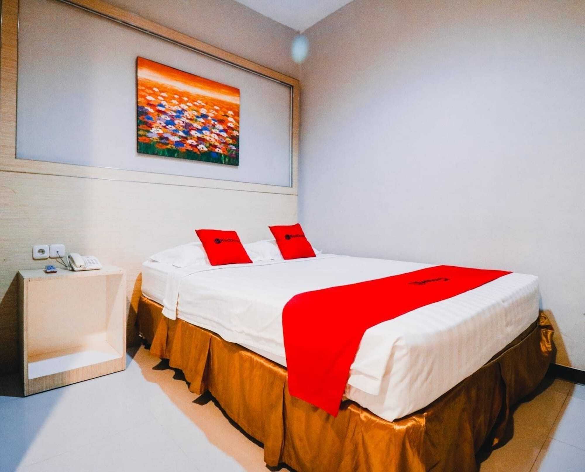 เรดดอร์ซ พลัส เนียร์ สุลต่าน ฮาซานุดดิน แอร์พอร์ต Hotel มากาซาร์ ภายนอก รูปภาพ